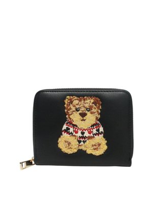 Portafoglio nero con chiusura a cerniera, con un orsetto tridimensionale che indossa un maglione a motivo rosso, bianco e nero sulla parte anteriore.