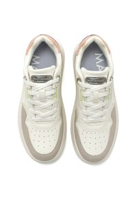 Baskets blanches et beiges avec un bout perforé, tige en cuir texturé, fermeture à lacets et accents de logo argentés sur la languette.