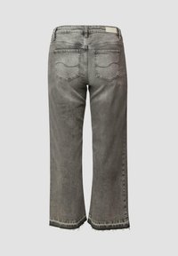 Szare dżinsy z denimu o skróconym, szerokim kroju. Posiadają dwie tylne kieszenie i postrzępione końce. Czysty design z minimalną ilością detali.