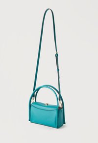 Τσάντα χειρός από δέρμα σε πράσινο τιρκουάζ με στρογγυλή λαβή στην κορυφή και ρυθμιζόμενο μακρύ λουράκι, με κούμπωμα κουμπιού σε χρυσό τόνο σε λευκό φόντο.