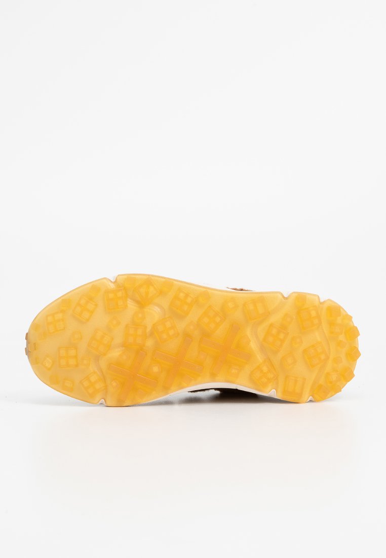 Schoenzool met een gele rubberen oppervlakte die een gestructureerd grippatroon heeft, afgeronde randen en een witte tussenzool voor demping.