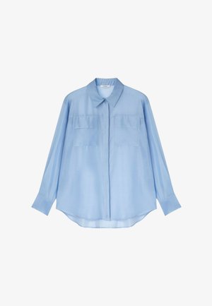 Vaaleansininen pitkähihainen paita, joka on valmistettu sileästä kankaasta. Siinä on kauluspääntie, kaksi rintataskua ja pyöristetty helma. Rentoa muotoilua.