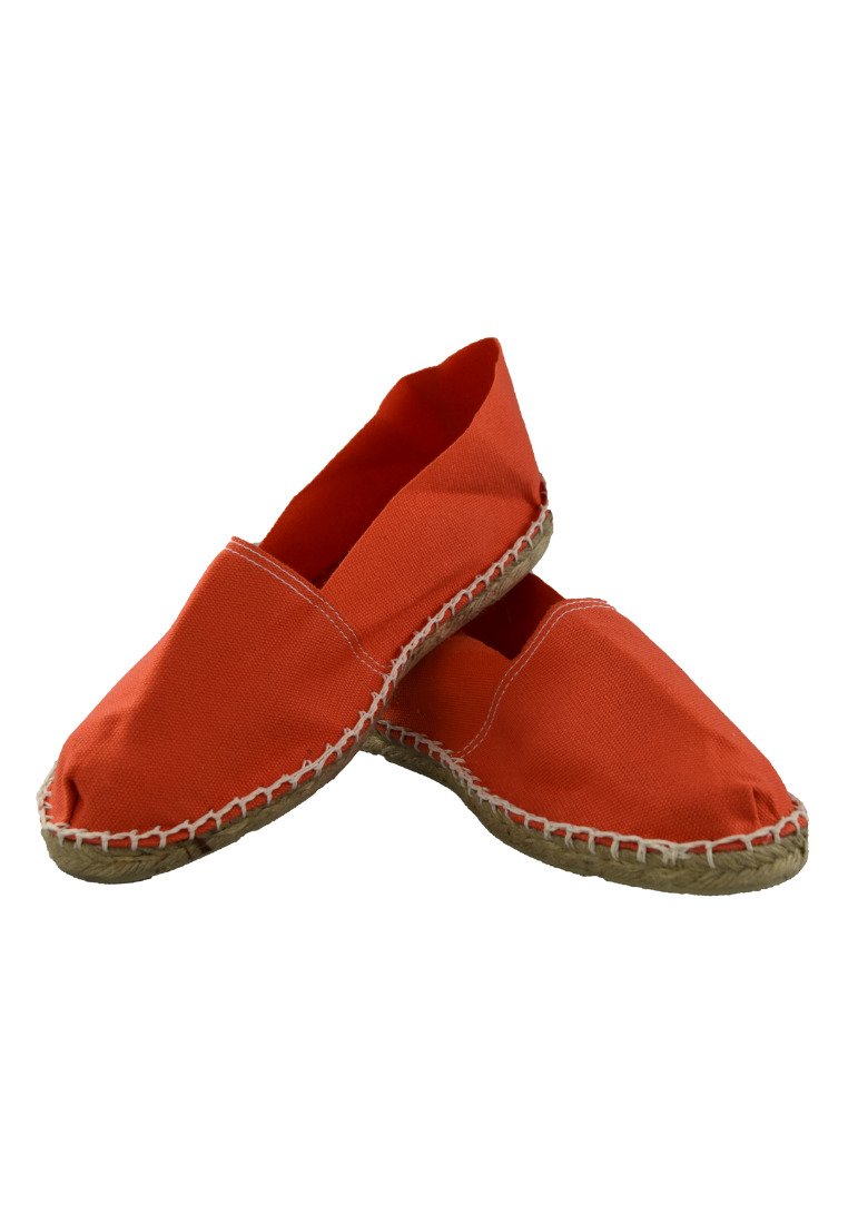 Espadrilles en toile rouge avec des semelles en corde de jute et des coutures blanches le long des bords. Design à bout rond, matériau léger et respirant.