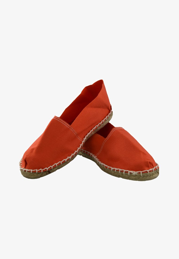 Espadrilles en toile rouge avec des semelles en corde de jute et des coutures blanches le long des bords. Design à bout rond, matériau léger et respirant.