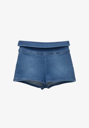 Traper šorts s preklopnim pojasom, plave boje, uskog kroja, kratke dužine i glatke teksture bez vidljivih uzoraka ili mehanizama.