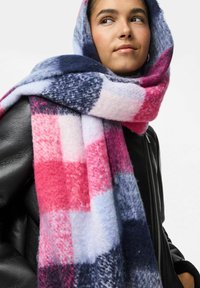 Stor, blød tørklæde med et ternet mønster i nuancer af pink, blå og navy. Fremstillet af tekstureret, varmt stof, draperet omkring halsen.