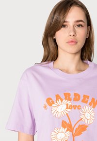 Monki T-shirt estampada - garden love