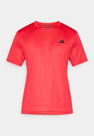 Rød fukttransporterende sportst-skjorte med korte ermer, rund hals og svart logo på øvre venstre side.