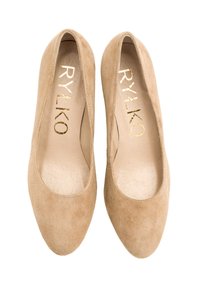 Beżowe zamszowe baleriny z lekko spiczastym czubkiem, gładką wewnętrzną wyściółką oraz subtelnym złotym logo marki na wkładce.