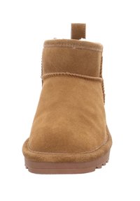 Tanfarbene Wildleder-Ankle-Boots mit runder Spitze, elastischen seitlichen Einsätzen und einer Stoffschlaufe an der Rückseite. Gummisohle für besseren Halt.