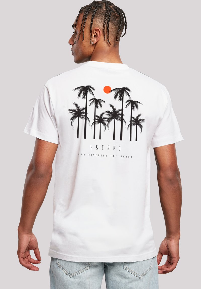 Weißes Baumwoll-T-Shirt mit einem grafischen Druck von schwarzen Palmen und einer roten Sonne auf der Rückseite, mit dem Text "ESCAPE" darunter. Kurze Ärmel und bequeme Passform.