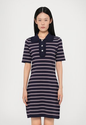 Stripet polo kjole i marineblå med lyserøde striber. Har en volangkrave og tre-knaps lukning. Korte ærmer og knælængde.