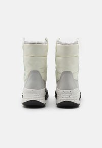 Bílé zateplené boty s šedou podrážkou, polstrovaným svrškem a kontrastním mátově zeleným šitím. Disponují měkkou podšívkou a texturovanou podrážkou pro lepší přilnavost.
