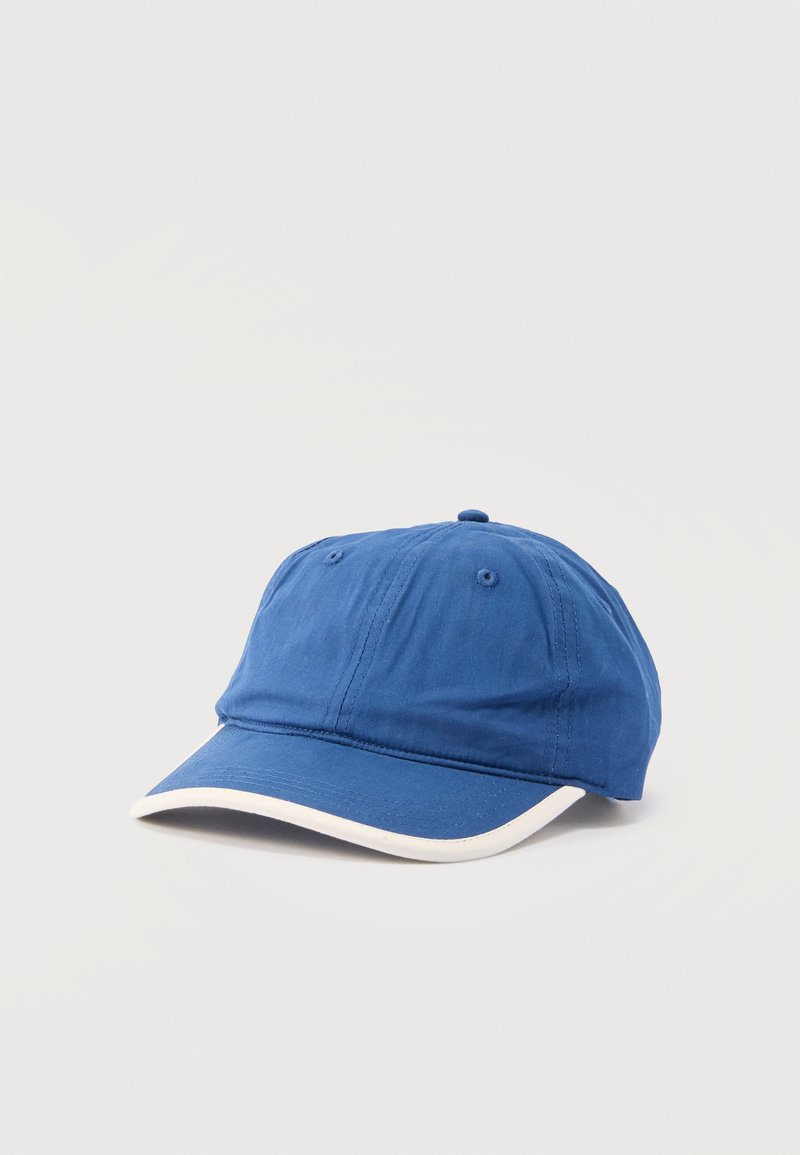 Casquette de baseball bleue avec six œillets de ventilation et bordure blanche le long de la visière incurvée, présentée sur un fond blanc uni.