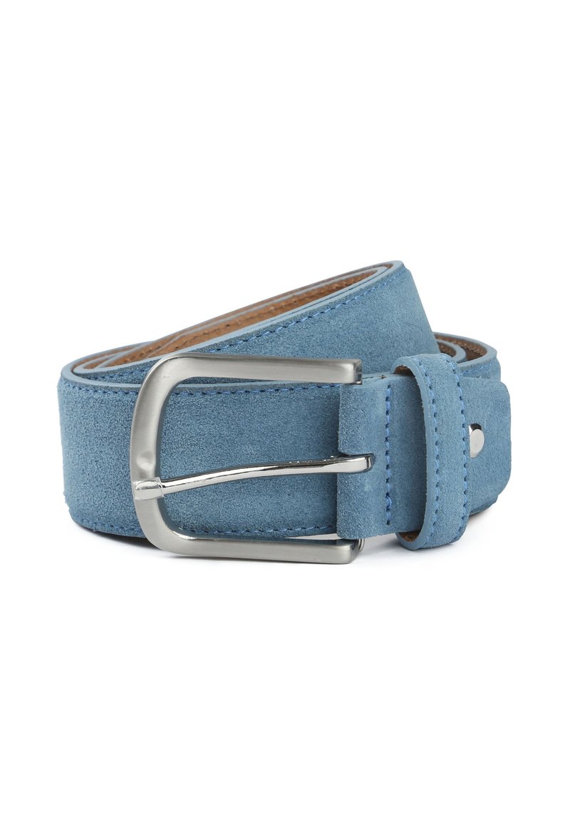 Hellblauer Wildledergürtel mit silberner rechteckiger Schnalle, auf weißem Hintergrund aufgewickelt.