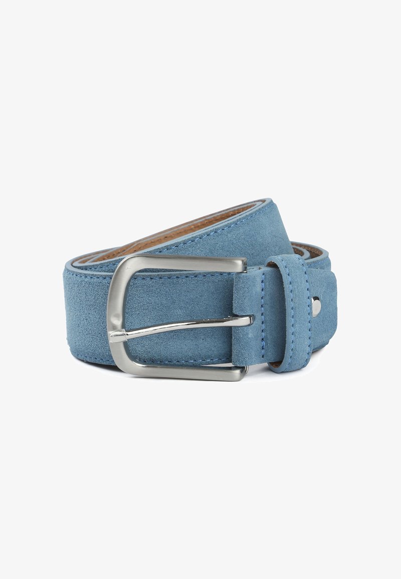 Lichtblauwe suède riem met een zilveren rechthoekige gesp, opgerold op een witte achtergrond.