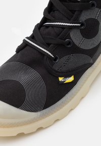 Palladium Botines con cordones - black