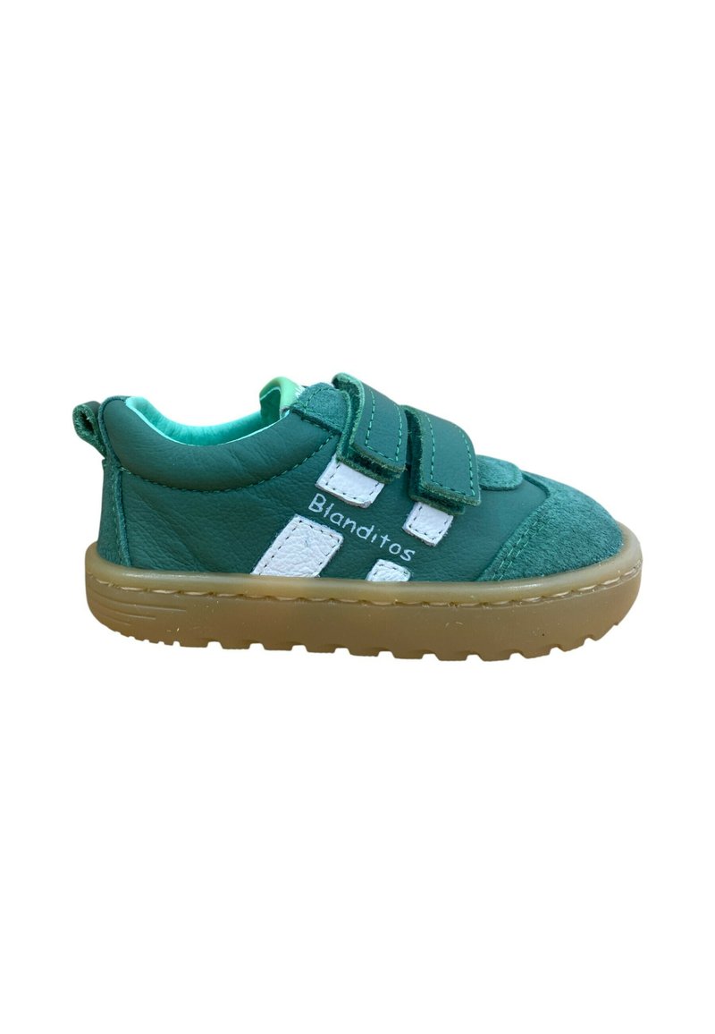 Zapatos de cuero verde para niños pequeños con dos correas de Velcro, acentos blancos y una suela de goma texturizada. Cuentan con un forro suave para mayor comodidad.