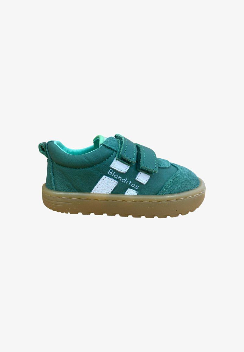 Zapatos de cuero verde para niños pequeños con dos correas de Velcro, acentos blancos y una suela de goma texturizada. Cuentan con un forro suave para mayor comodidad.