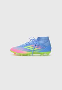 Călcâiuri de fotbal multicolore cu un suprafețe superioară albastră, accente roz, talpă verde, design texturat și suport înalt pentru glezne cu șirete.