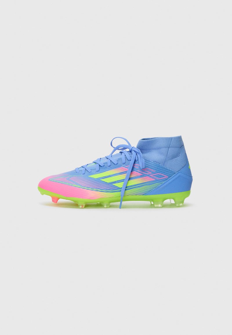 Călcâiuri de fotbal multicolore cu un suprafețe superioară albastră, accente roz, talpă verde, design texturat și suport înalt pentru glezne cu șirete.