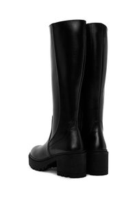 Czarne skórzane botki sięgające do kolan, o teksturowanym wykończeniu, z grubym obcasem i akcentami na bocznych panelach. Gładka powierzchnia z wytrzymałą, solidną podeszwą.