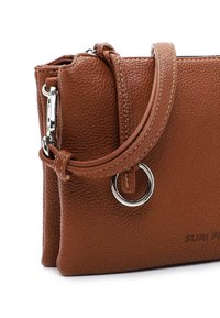 SURI FREY UMHÄNGE DEBBY - Borsa a tracolla - cognac