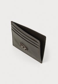 Portafoglio in pelle di un grigio scuro con una finitura texture, dotato di più scomparti per carte e un accento metallico decorativo sul davanti.
