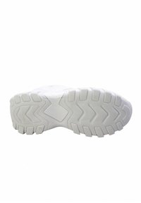 Suola di sneaker bianca con una superficie in gomma testurizzata, caratterizzata da profonde scanalature e un motivo a zigzag per una migliore trazione. Design minimalista, senza marchi visibili.