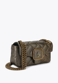 Metalen bronzen handtas met een gewatteerde textuur, een sierlijke sluiting en een kettingriem. Voorzien van decoratieve accenten en een compact rechthoekig model.