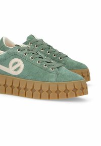 Sneakers in suede verde con suola in gomma spessa, caratterizzati da un motivo testurizzato e occhielli in metallo per i lacci. Accentuati da un dettaglio con il logo.