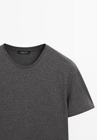 Ciemnoszary T-shirt z krótkim rękawem wykonany z miękkiego materiału, z okrągłym dekoltem i metką oznaczoną "Massimo Dutti".