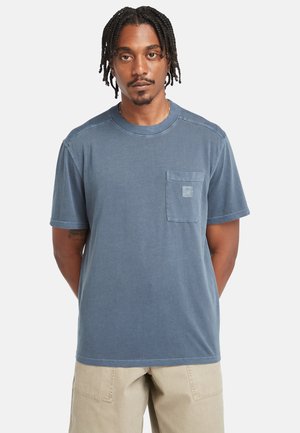 Timberland, GARMENT DYE CHEST TEE - Camiseta básica - dark sapphire