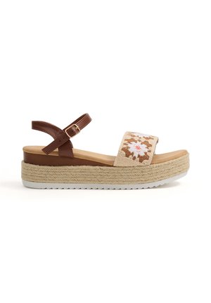 Sandalia de plataforma con puntera abierta, correa de cuero marrón en el tobillo, correa frontal beige tejida con motivo floral y suela trenzada de yute.
