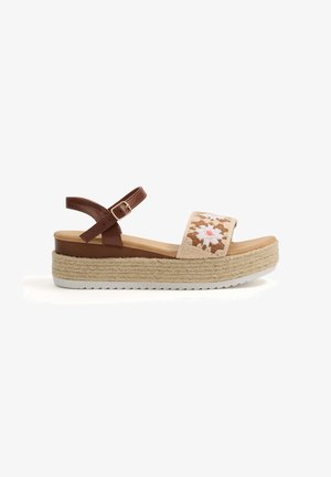 Sandalia de plataforma con puntera abierta, correa de cuero marrón en el tobillo, correa frontal beige tejida con motivo floral y suela trenzada de yute.