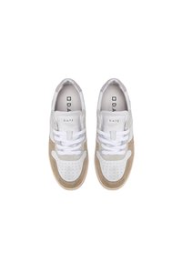 Sneaker bianche e beige realizzate in suede e pelle, con area delle dita perforata, lacci bianchi e logo sulla linguetta.