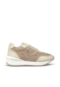 Sneaker in suede e pelle beige con decorazioni a borchie, parte superiore texurizzata e suola in gomma bianca con motivo.