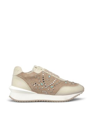 Sneaker in suede e pelle beige con decorazioni a borchie, parte superiore texurizzata e suola in gomma bianca con motivo.