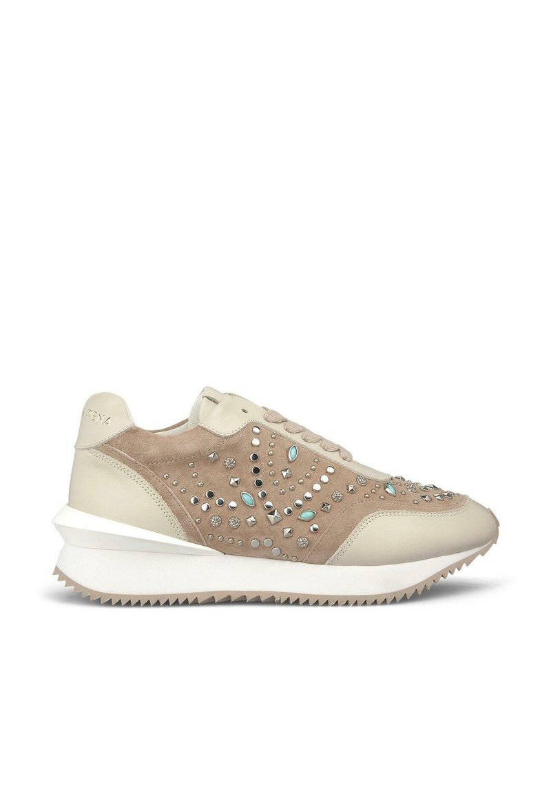 Sneaker in suede e pelle beige con decorazioni a borchie, parte superiore texurizzata e suola in gomma bianca con motivo.