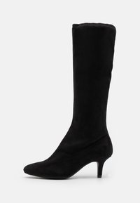 Schwarzer kniehoher Wildlederstiefel mit spitz zulaufender Zehe, schlankem Absatz und glatter Textur. Nahtloses Design ohne sichtbare Beschläge oder Akzente.