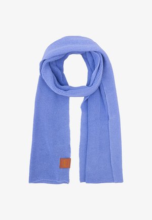 Jasnoniebieski dzianinowy szalik o teksturowanym wzorze. Posiada prostokątny kształt i brązową metkę z logo na jednym końcu.
