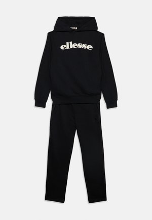 Zwarte hoodie met witte "ellesse" tekst op de borst, gecombineerd met bijpassende zwarte joggingbroek, plat liggend weergegeven op een lichte achtergrond.
