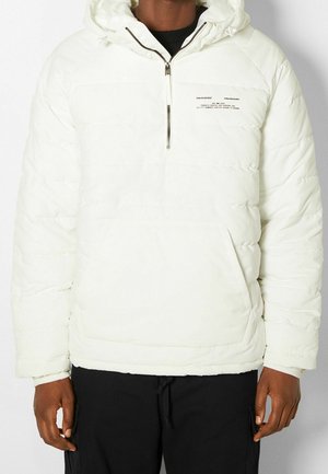 Witte pufferjack met een verstelbare capuchon, ritskraag en een voorzak. Heeft een gestikt ontwerp en tekstdetail op de borst.
