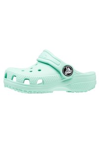 Mintgroene Crocs klompen gemaakt van lichtgewicht materiaal, met ventilatiegaten, een achterkantriem en een geprofileerde zool voor grip.