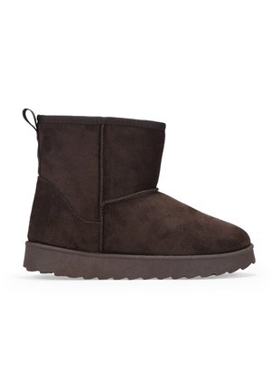 Stivaletto in suede marrone con punta tonda, inserto elastico e suola in gomma con un motivo a battistrada testurizzato. Anello sul retro per una facile calzata.