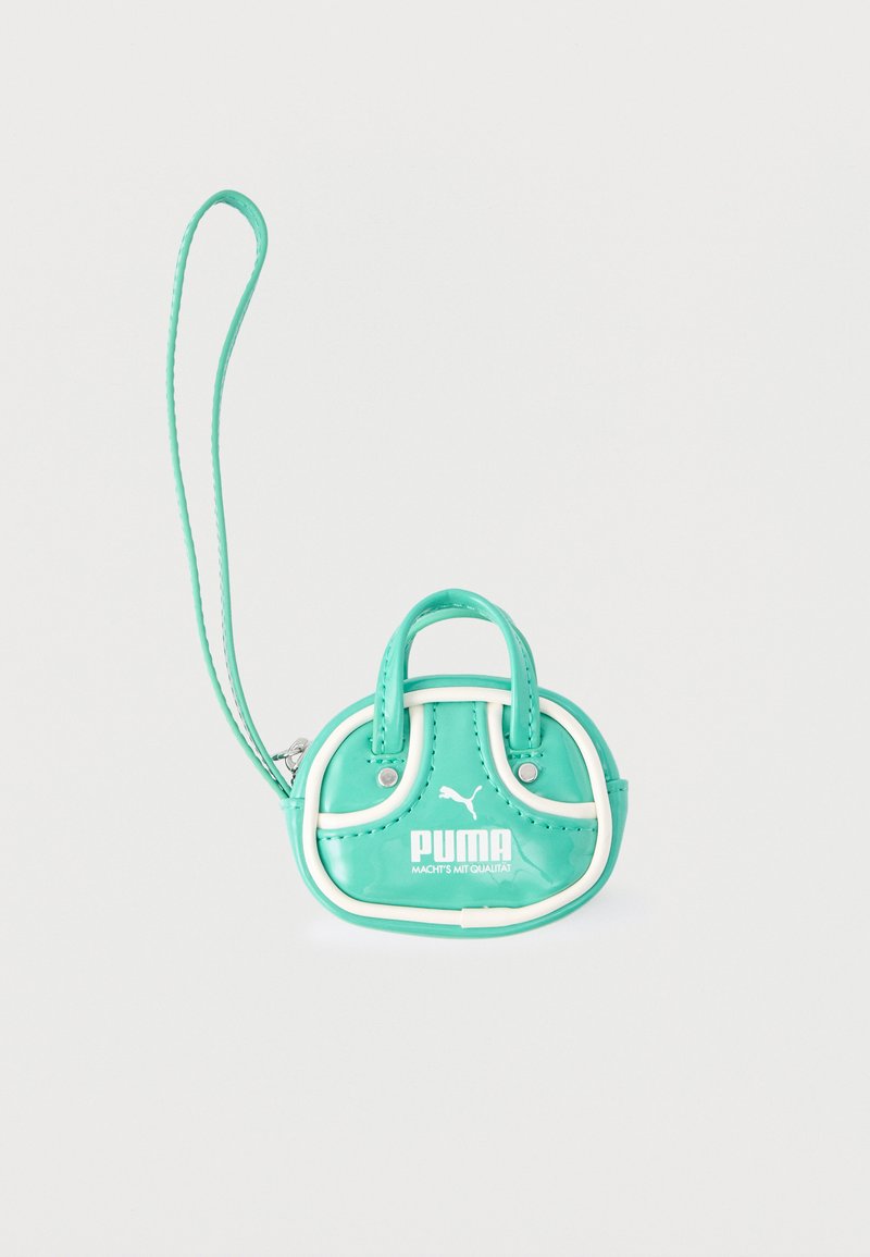 Kis türkizkék csuklótáska fehér szegéllyel és fogantyúkkal, elöl Puma logóval és felirattal, sima háttér előtt bemutatva.