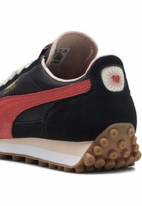 Tumedad ja punased sametist sneakerid valge tallaga, retro disain, pehmendusega kaelus ja südame logo kanna peal, tekstureeritud kummitald.