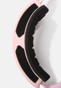 Ronde hoofdband van zacht roze plastic met zwarte schuimrubberen bekleding. Gestructureerde details aan de binnenkant voor comfort en grip.