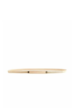 Ceinture élastique beige fine avec une boucle rectangulaire dorée mince à l'avant sur fond blanc.