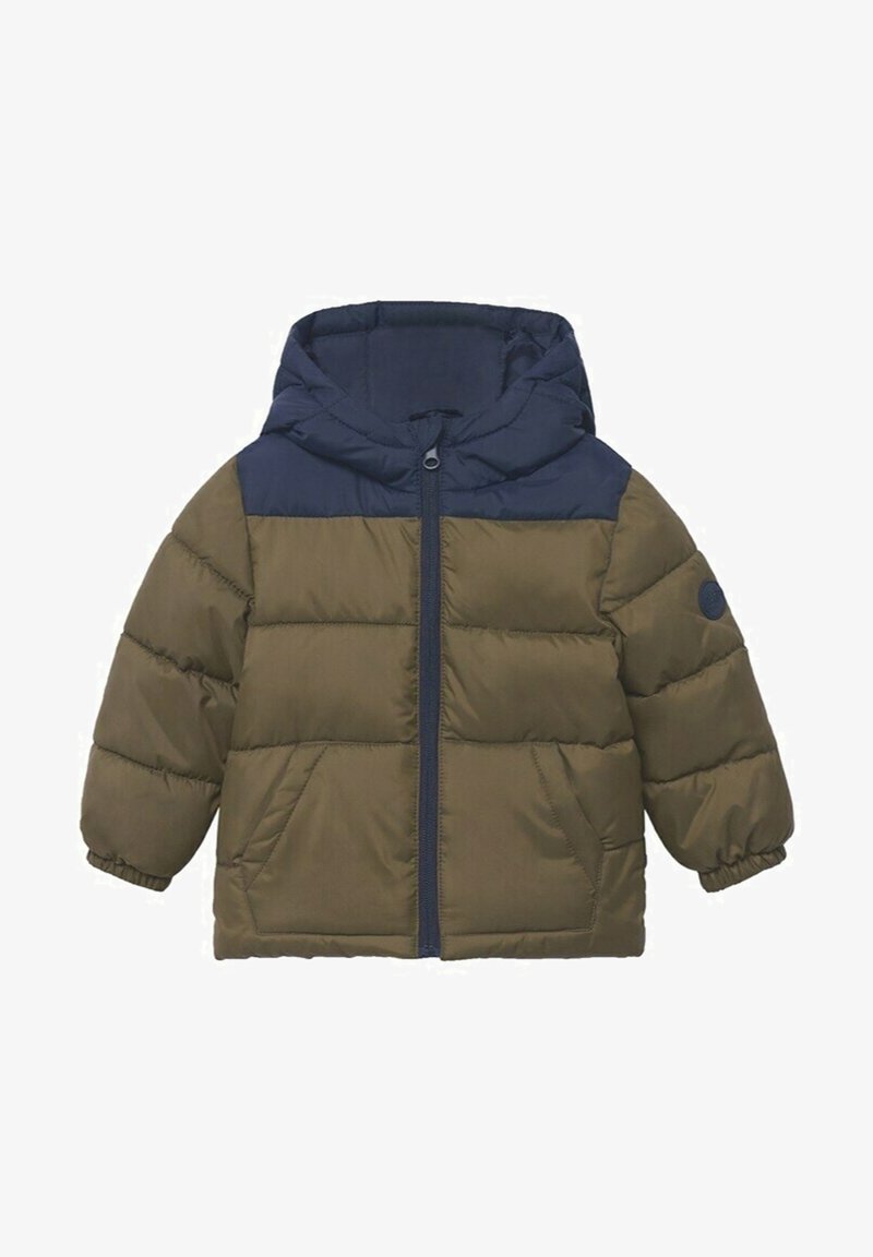 Dziecięca kurtka puchowa z kapturem, oliwkowo-zielone ciało, granatowe wstawki i kaptur, zamek błyskawiczny z przodu oraz dwie przednie kieszenie.